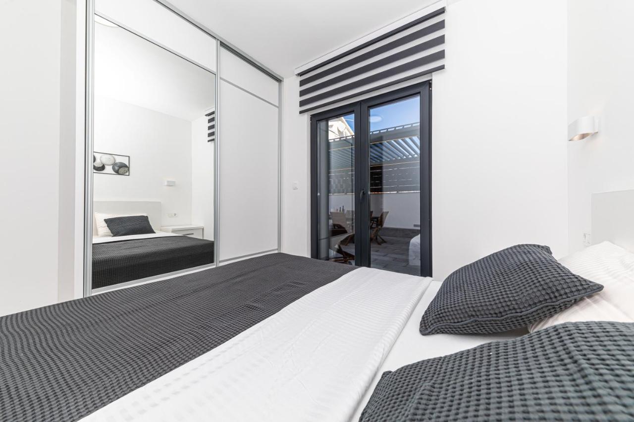 Luxury Apartment Pia With Swimming Pool And Grill Trogir Luaran gambar